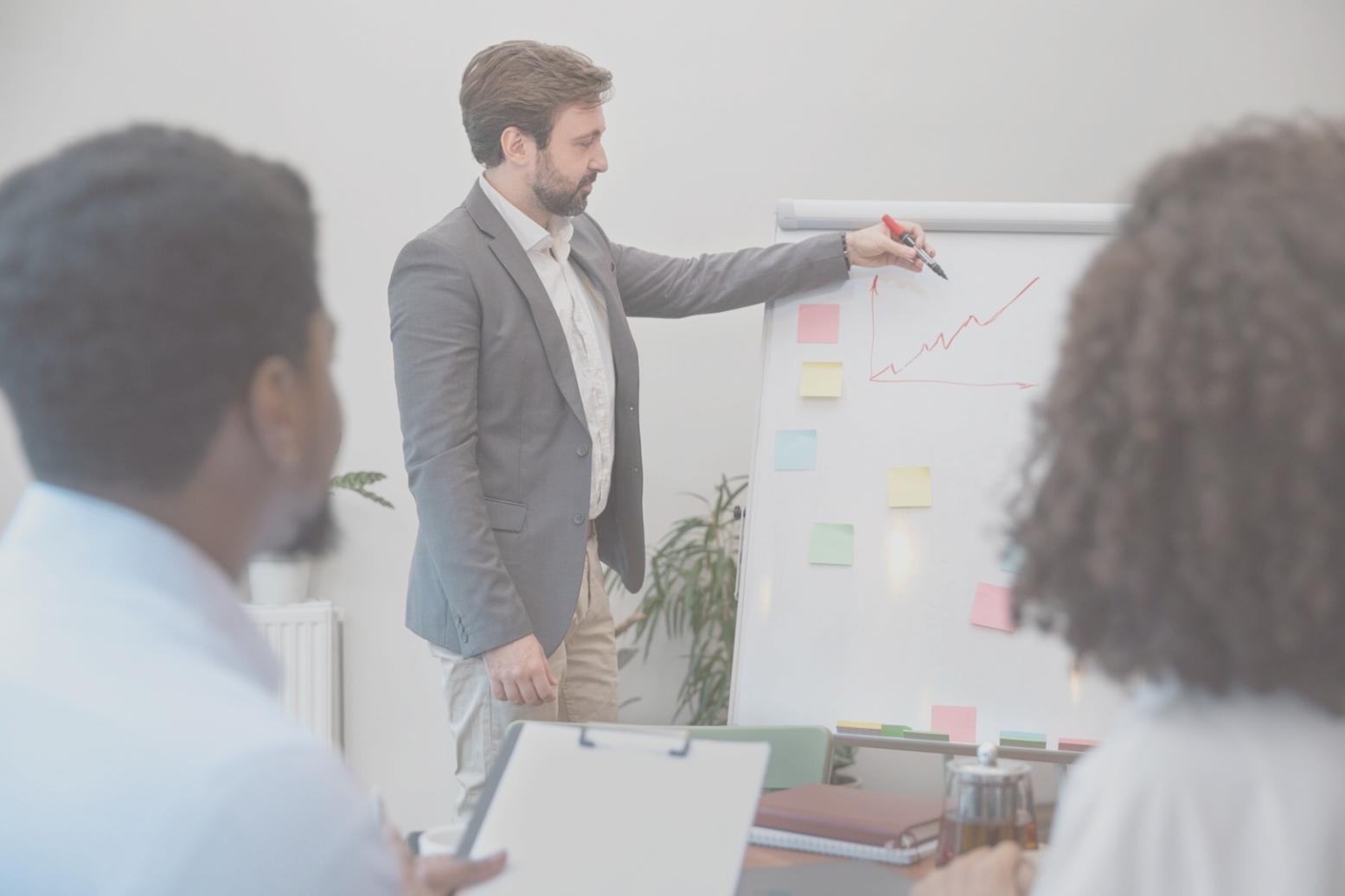 Professioneller Computer-Arbeitsplatz mit mehreren Monitoren für Finanzanalysen